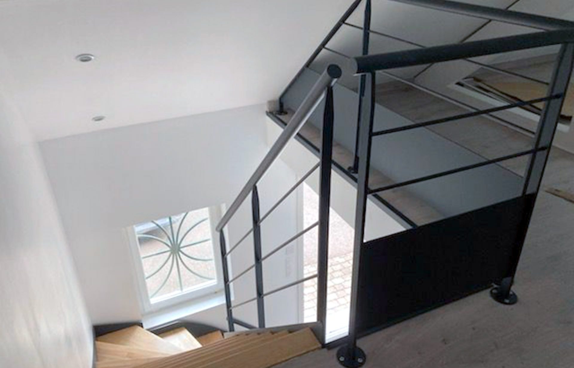 Vue d’ensemble d’un escalier contemporain en bois fabriqué dans le Mâconnais