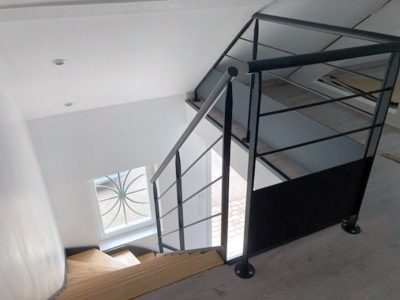 Vue d’ensemble d’un escalier contemporain en bois fabriqué dans le Mâconnais