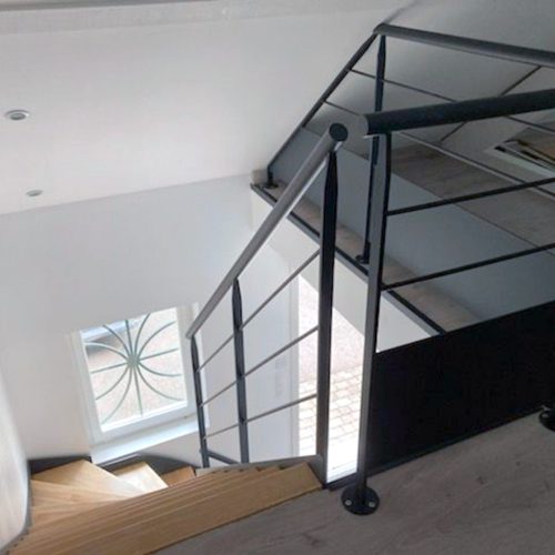 Vue d’ensemble d’un escalier contemporain en bois fabriqué dans le Mâconnais