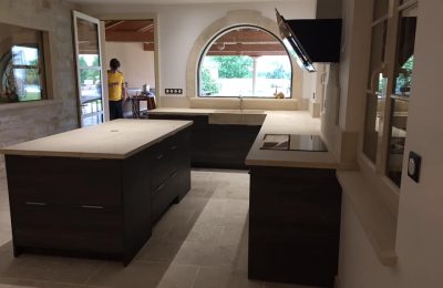 Cuisine en bois et pierre réalisée dans le Mâconnais – Menuiserie Mâconnaise