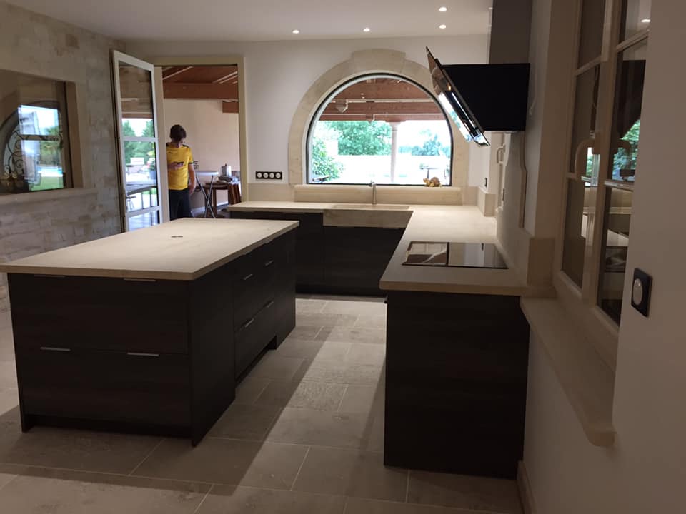 Cuisine en bois et pierre réalisée dans le Mâconnais – Menuiserie Mâconnaise