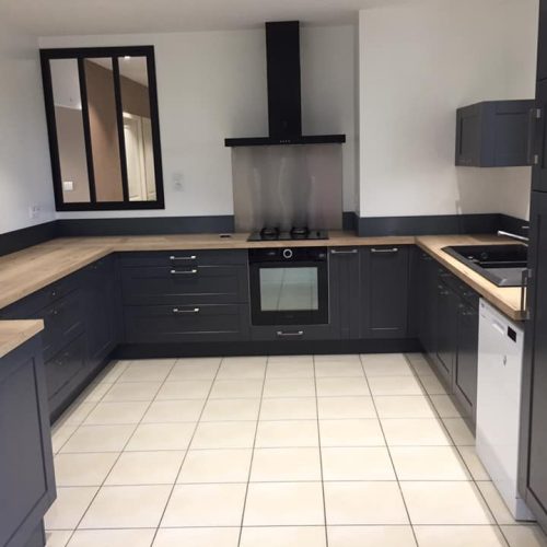 Vue d'ensemble de cette cuisine sur mesure réalisée par Menuiserie Mâconnaise