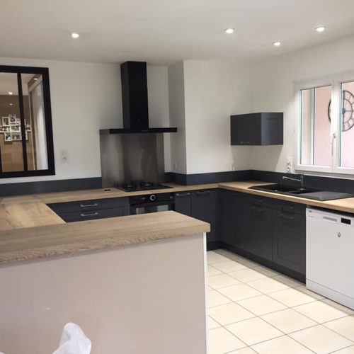 Cuisine moderne sur mesure avec finitions soignées et plan de travail clair