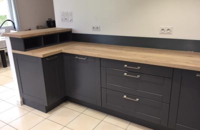 Cuisine contemporaine sur mesure avec portes façonnées laquées - Menuiserie Mâconnaise