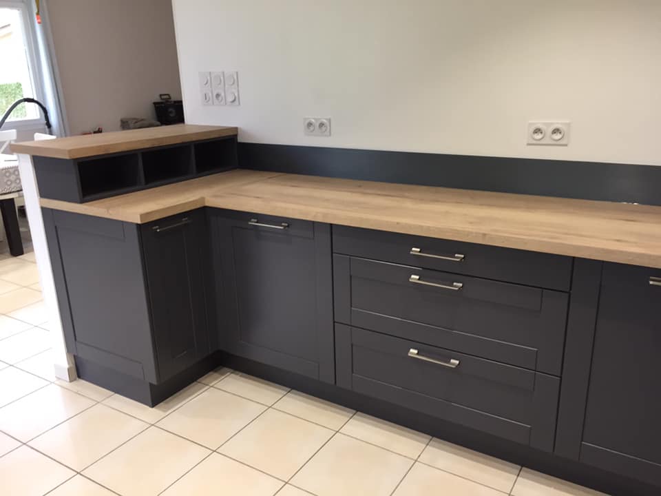 Cuisine contemporaine sur mesure avec portes façonnées laquées - Menuiserie Mâconnaise