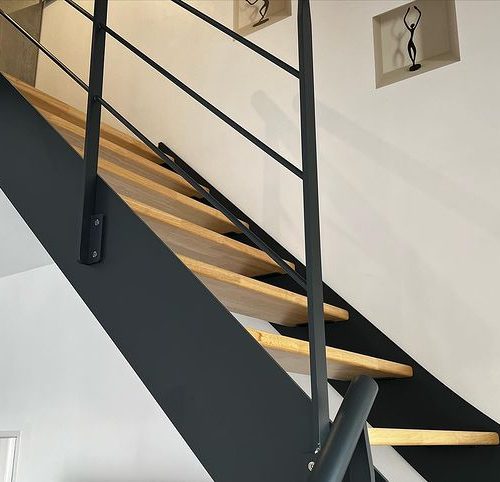 Détail de l’escalier sur mesure en bois clair conçu par Menuiserie Mâconnaise