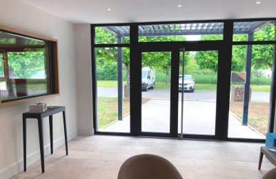 Porte d’entrée vitrée sur mesure installée à Crêches-sur-Saône par Menuiserie Mâconnaise