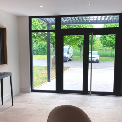 Porte d’entrée vitrée sur mesure installée à Crêches-sur-Saône par Menuiserie Mâconnaise