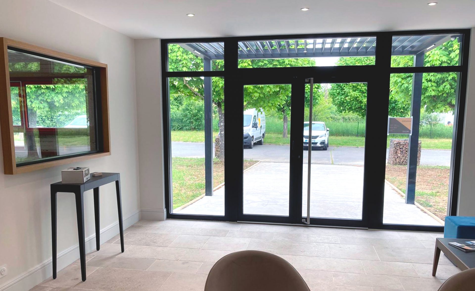 Porte d’entrée vitrée sur mesure installée à Crêches-sur-Saône par Menuiserie Mâconnaise