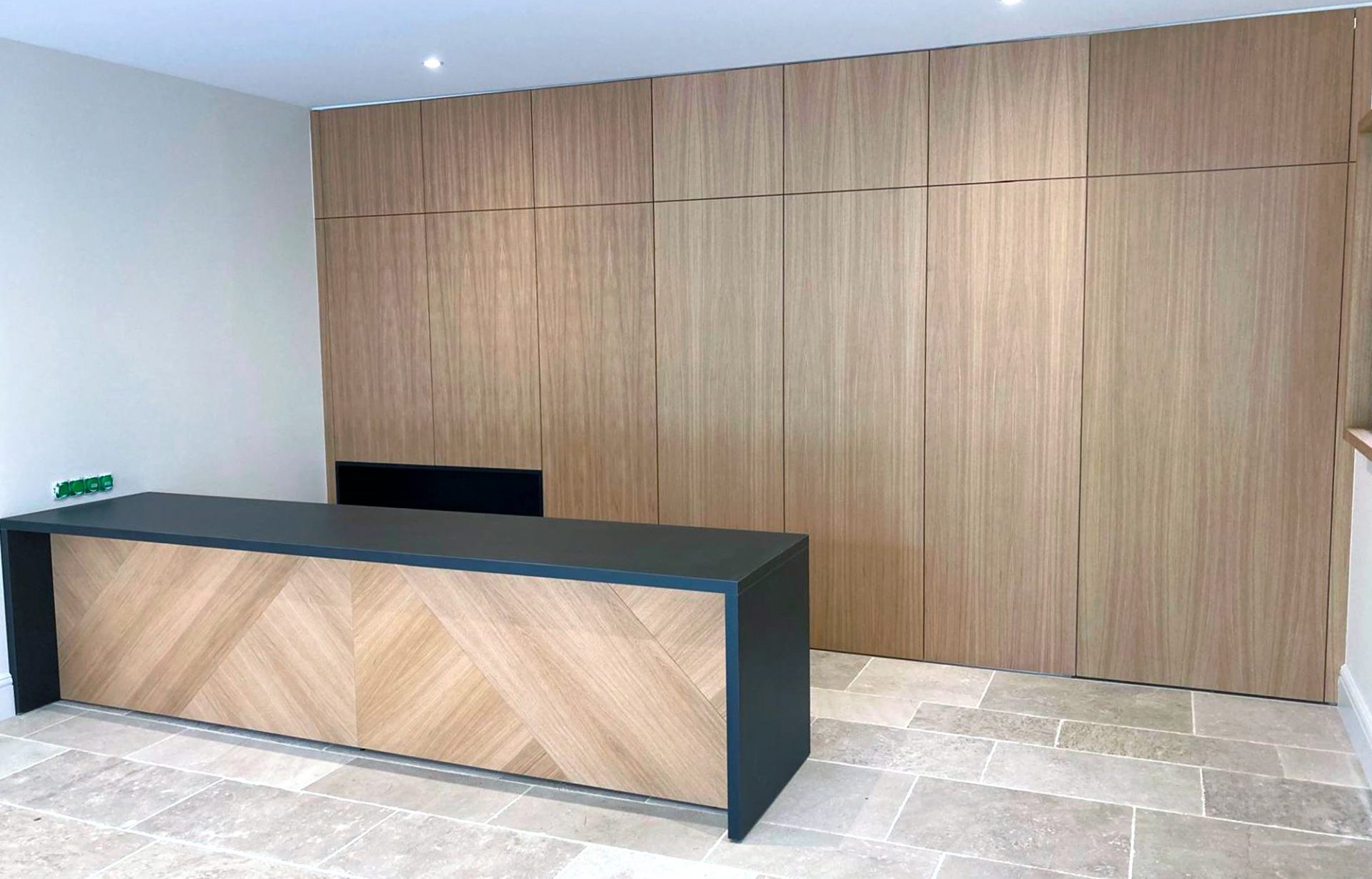 Bureau d’accueil conçu par Menuiserie Mâconnaise à Crêches-sur-Saône