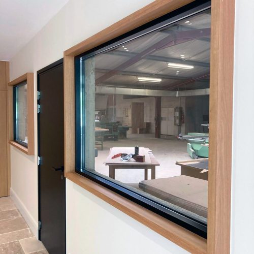 Espace de travail fonctionnel et design créé par Menuiserie Mâconnaise