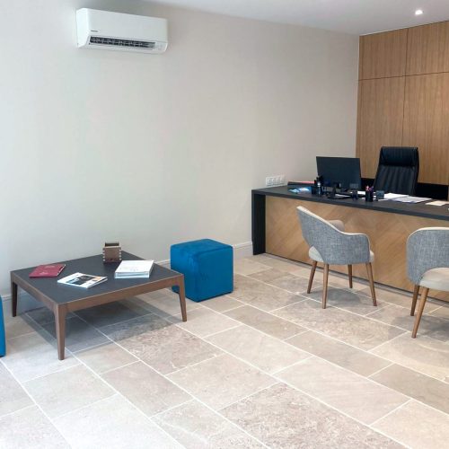 Détail du mobilier sur mesure en bois clair à Crêches-sur-Saône