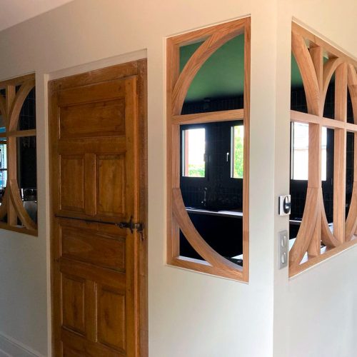 Verrière bois sur mesure séparant la cuisine et le salon à Charnay-lès-Mâcon