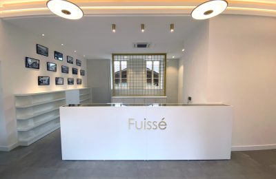 Comptoir d’accueil en bois sur mesure pour la mairie de Fuissé