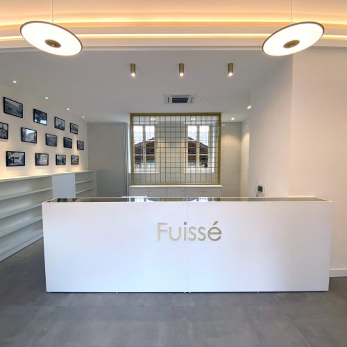 Comptoir d’accueil en bois sur mesure pour la mairie de Fuissé