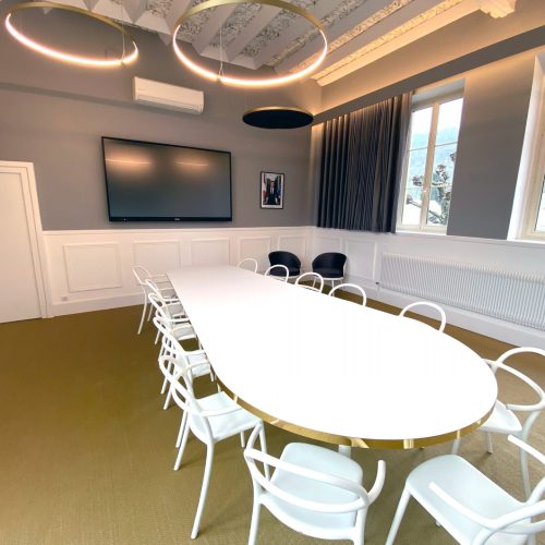 Mobilier de bureau en bois clair fabriqué pour la mairie de Fuissé