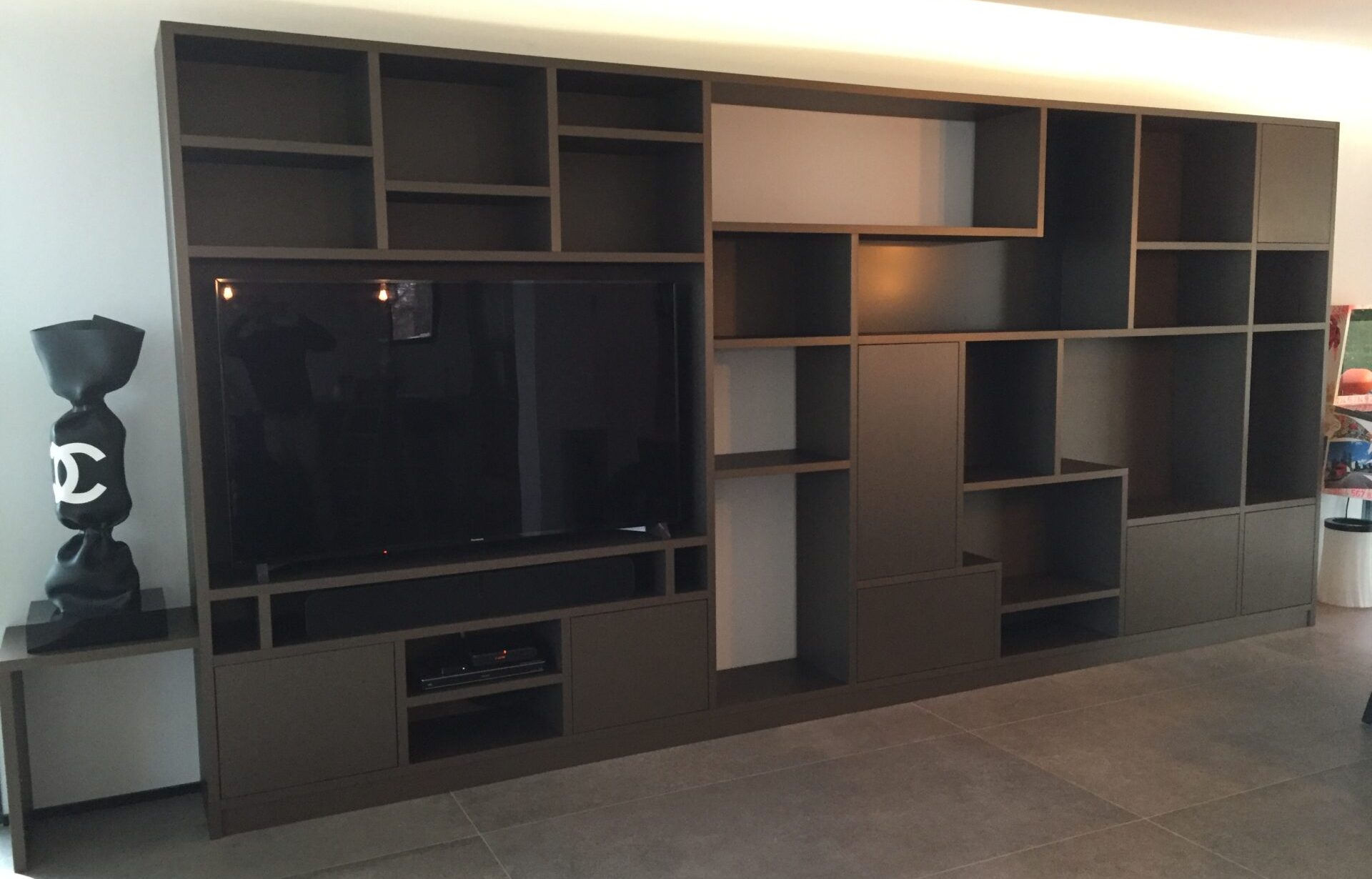 Meuble TV et bibliothèque sur mesure réalisés dans le Lyonnais par Menuiserie Mâconnaise