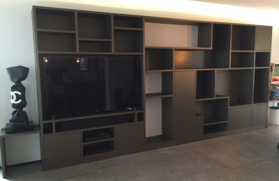 Meuble TV et bibliothèque sur mesure réalisés dans le Lyonnais par Menuiserie Mâconnaise