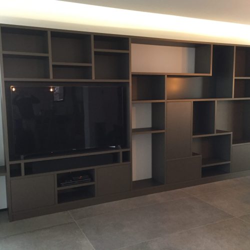 Meuble TV et bibliothèque sur mesure réalisés dans le Lyonnais par Menuiserie Mâconnaise