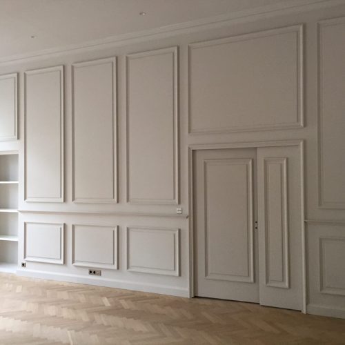 Habillage mural mouluré réalisé près de Lyon par Menuiserie Mâconnaise