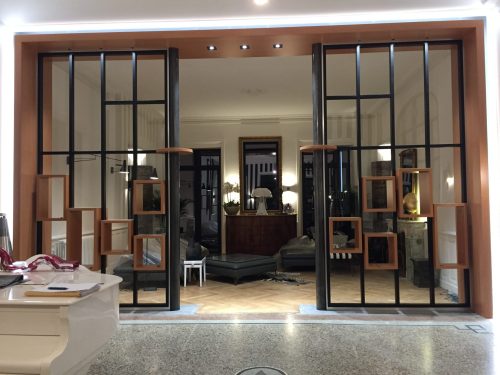 Structure métallique noire et modules bois intégrés pour une cloison design à Lyon