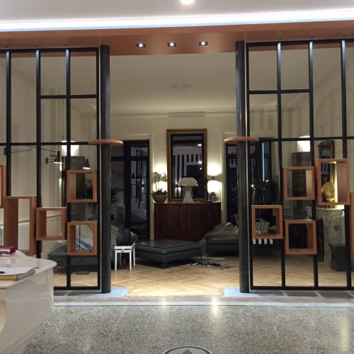 Structure métallique noire et modules bois intégrés pour une cloison design à Lyon