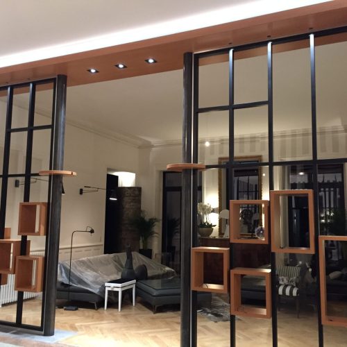 Vue d’ensemble de la séparation de pièces contemporaine bois et métal à Lyon