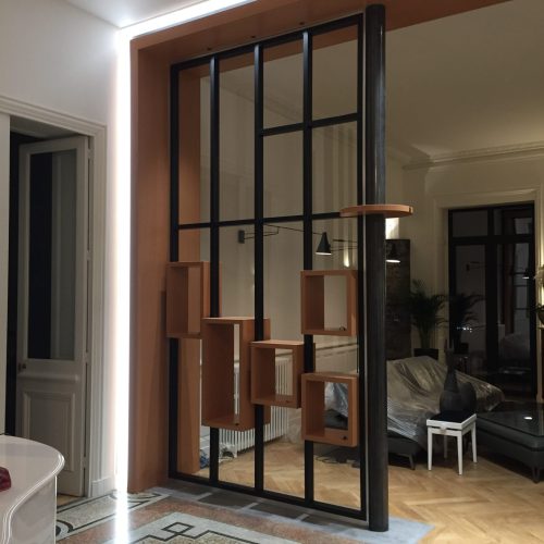 Détail du cadre bois et des étagères suspendues sur la séparation de pièces à Lyon