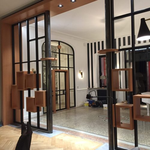 Structure ajourée alliant légèreté visuelle et robustesse artisanale à Lyon