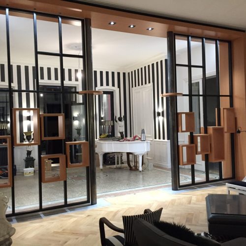 Détail des modules cubiques suspendus dans la cloison bois et métal sur mesure