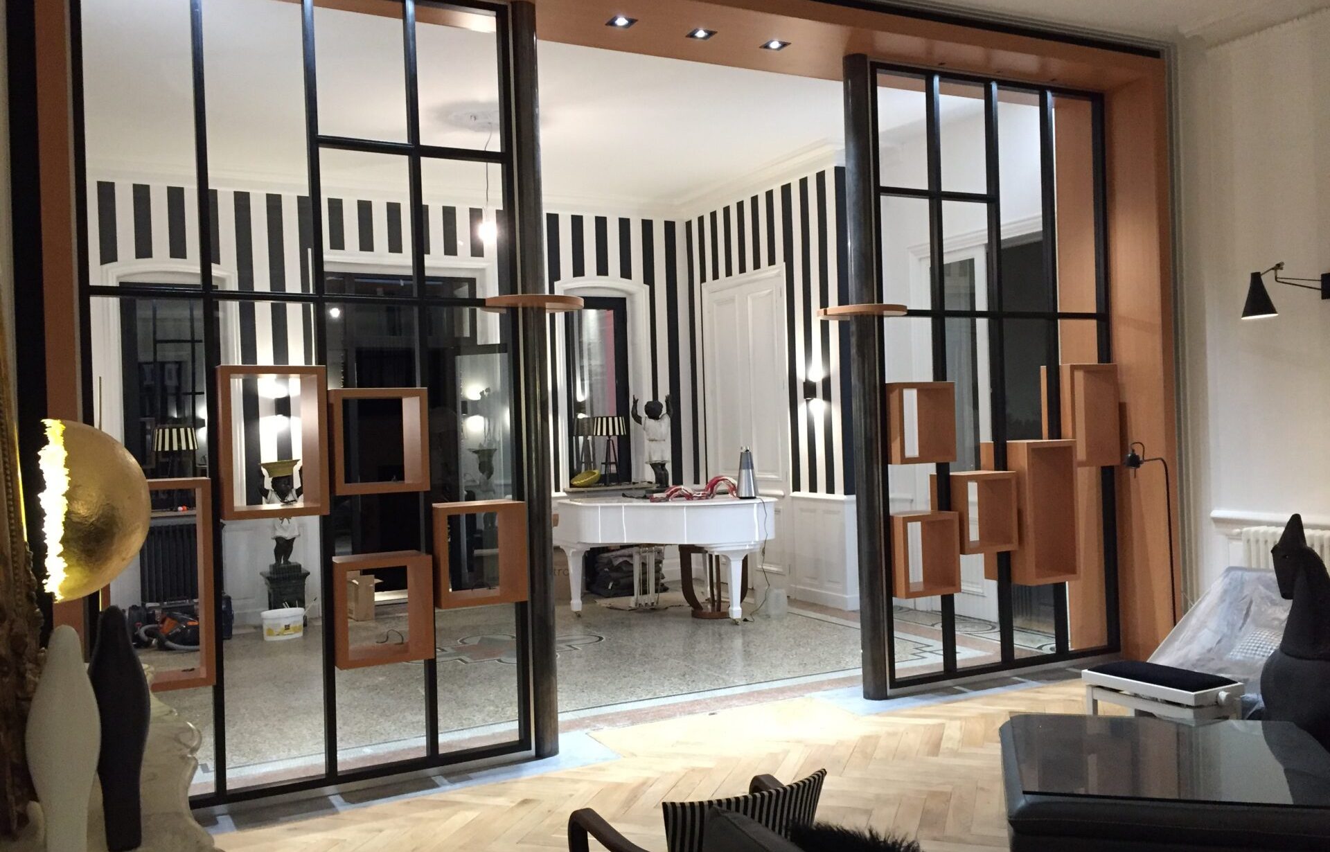 Détail de la séparation de pièces sur mesure en bois et métal réalisée près de Lyon