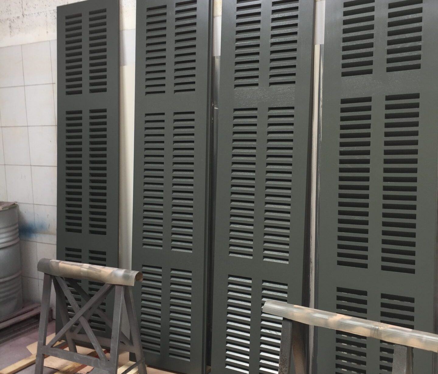 Volets persiennés rénovés à La Chapelle-de-Guinchay par Menuiserie Mâconnaise