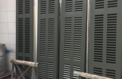 Volets persiennés rénovés à La Chapelle-de-Guinchay par Menuiserie Mâconnaise