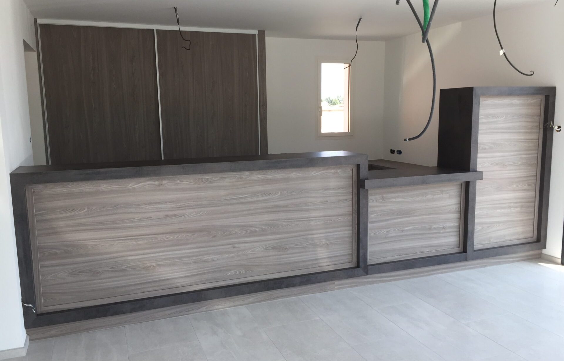 Agencement de bureaux sur mesure à Saint-Cyr-sur-Menthon (Ain 01) – comptoir d’accueil et mobilier professionnel en bois