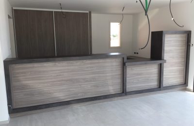 Agencement de bureaux sur mesure à Saint-Cyr-sur-Menthon (Ain 01) – comptoir d’accueil et mobilier professionnel en bois