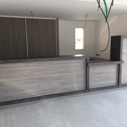 Agencement de bureaux sur mesure à Saint-Cyr-sur-Menthon (Ain 01) – comptoir d’accueil et mobilier professionnel en bois