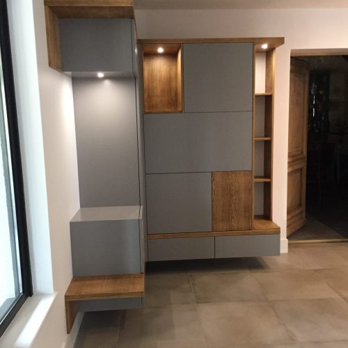 Détail du meuble d’entrée en bois et gris mat avec éclairage intégré