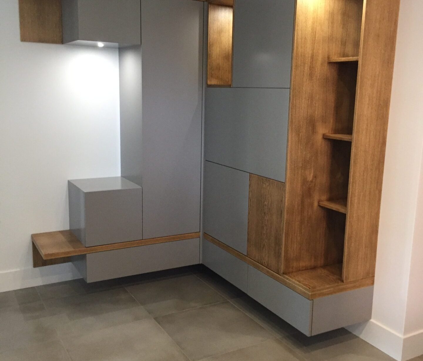 Meuble d’entrée sur mesure en bois et gris mat réalisé à Crêches-sur-Saône par Menuiserie Mâconnaise