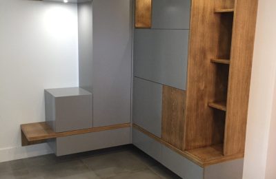 Meuble d’entrée sur mesure en bois et gris mat réalisé à Crêches-sur-Saône par Menuiserie Mâconnaise
