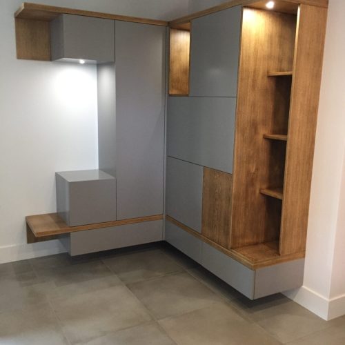 Meuble d’entrée sur mesure en bois et gris mat réalisé à Crêches-sur-Saône par Menuiserie Mâconnaise