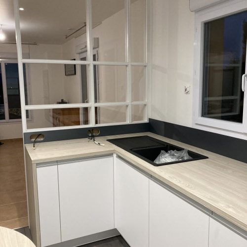 Cuisine moderne à Urigny avec façades blanches mates et électroménagers intégrés