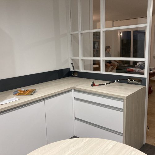 Plan de travail décor bois clair sur cuisine contemporaine sur mesure à Urigny