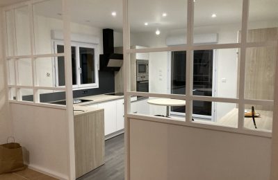 Vue d’ensemble de la cuisine sur mesure à Urigny avec verrière blanche et plan de travail bois clair