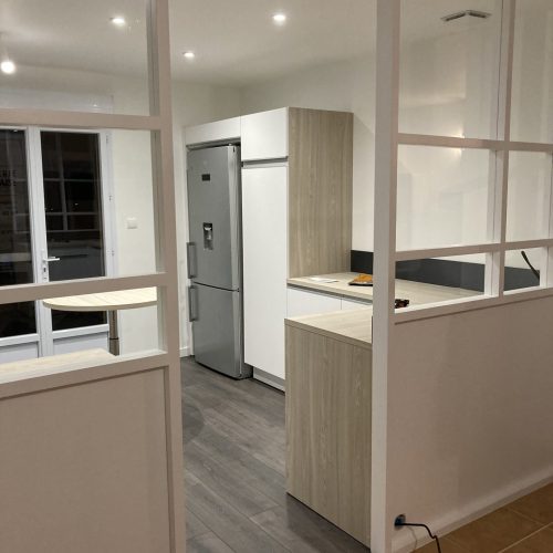 Verrière blanche intégrée séparant la cuisine du séjour à Urigny