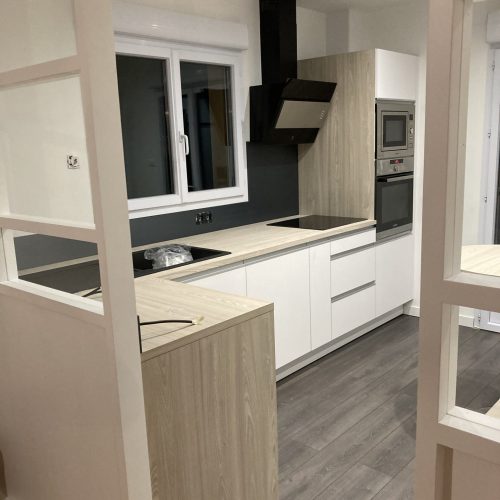 Agencement sur mesure de cuisine lumineuse et fonctionnelle réalisée à Urigny par Menuiserie Mâconnaise